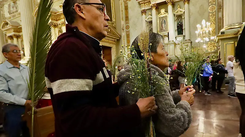 Feligreses conmemoran el Domingo de Ramos con procesión y misa en Catedral